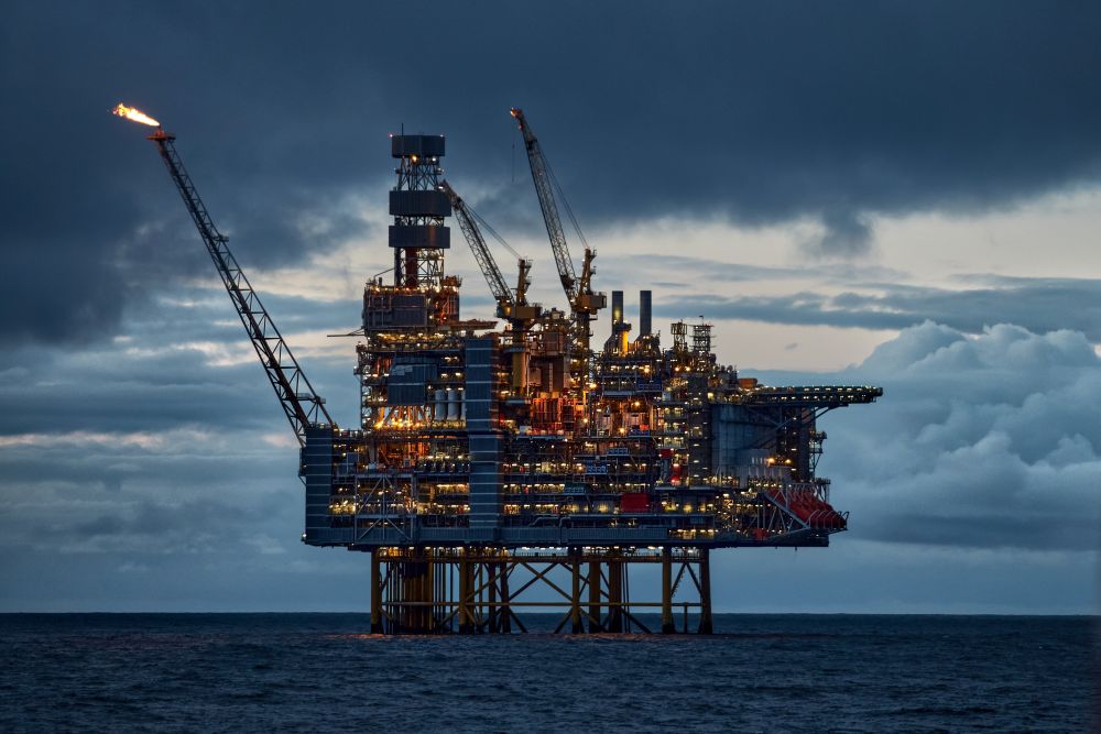 shutterstock_2431336843 oil platform low res